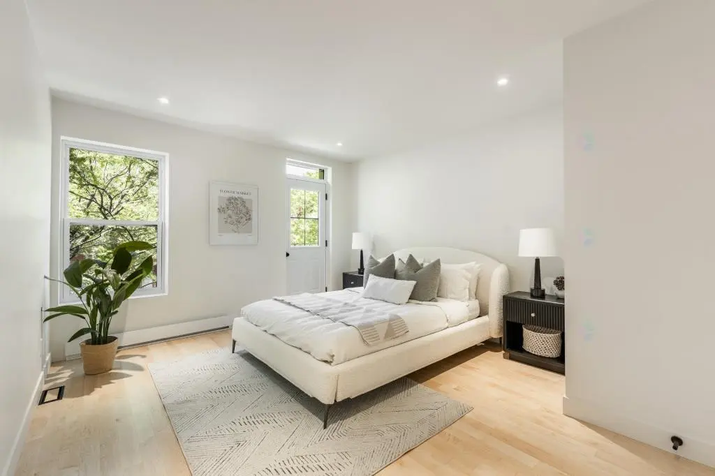 Chambre lumineuse mise en scène pour séduire les acheteurs