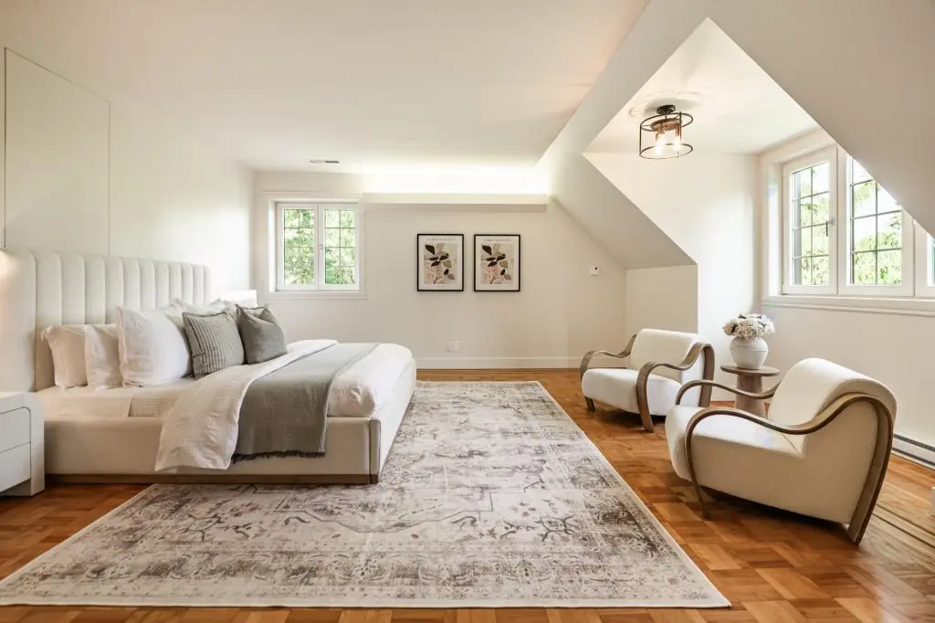 Chambre lumineuse mise en scène pour séduire les acheteurs