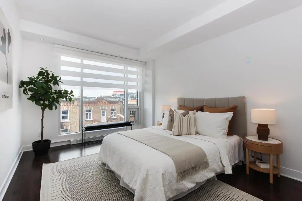 Chambre lumineuse mise en scène pour séduire les acheteurs