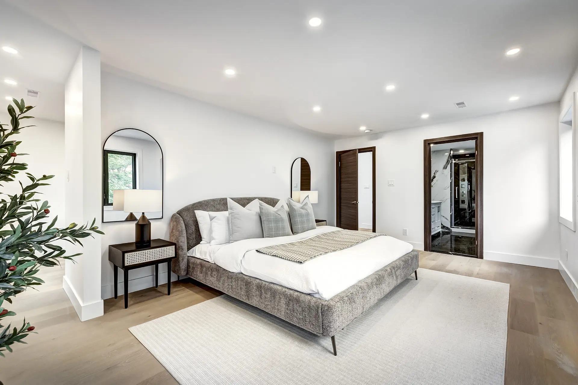 Chambre lumineuse mise en scène pour séduire les acheteurs