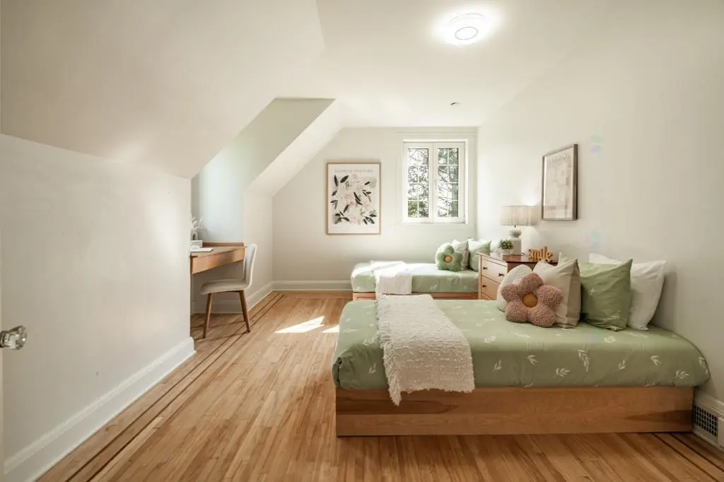 Chambre lumineuse mise en scène pour séduire les acheteurs