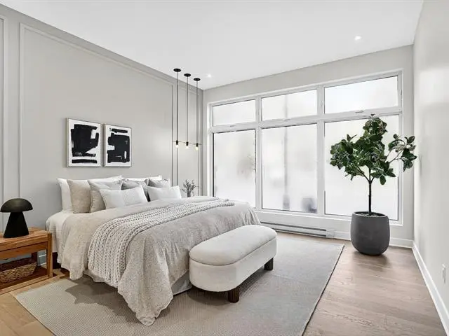 Chambre lumineuse mise en scène pour séduire les acheteurs