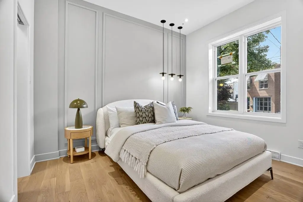 Chambre lumineuse mise en scène pour séduire les acheteurs