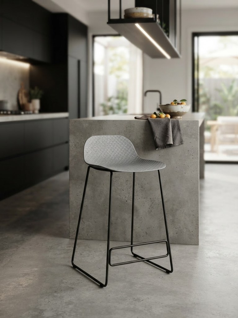 Lot de 2 tabourets de comptoir en métal noir avec assise en plastique gris - Design sobre et contemporain