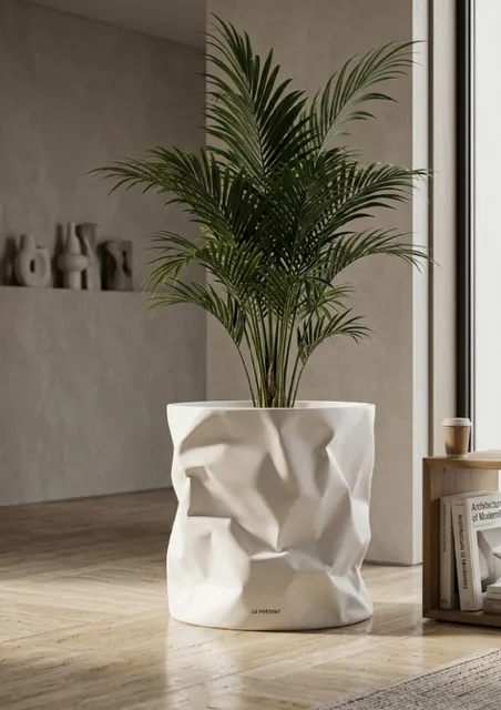 Cache-pot blanc effet froissé « Le présent » (D45 x H45 cm)