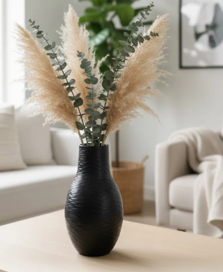 Vase en céramique noire effet cabossé - Caractère brut et contemporain