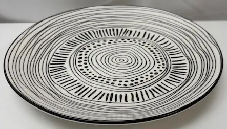 Assiette blanche et motifs peints - Élégance artistique et raffinée
