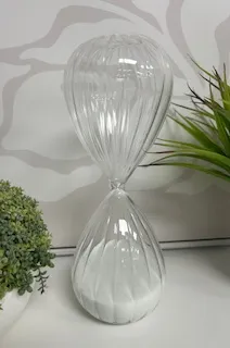 Sablier en verre strié et sable blanc - Élégance décorative intemporelle