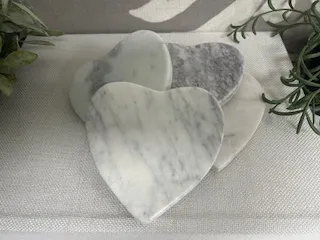 Sous-verres marbrés en forme de coeur - Élégance naturelle et raffinée