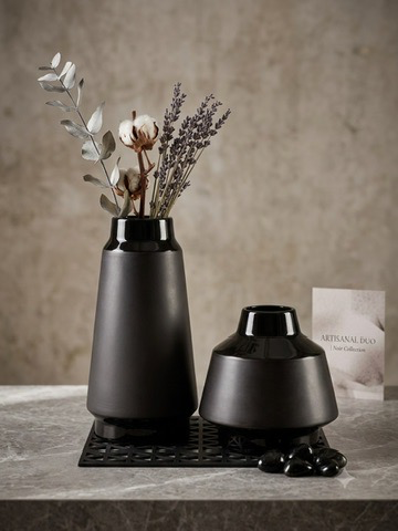 Set of conical vases in matte and glossy black - Modern contrasting style